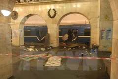 Hiện trường vụ nổ tại ga tàu điện ở St. Petersburg. (Nguồn: EPA/TTXVN)