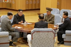Nhà lãnh đạo nước này Kim Jong-un (thứ hai, trái) đã tiến hành cuộc họp với Bộ Chính trị Ủy ban Trung ương Đảng Lao động Triều Tiên. (Nguồn: YONHAP/TTXVN)