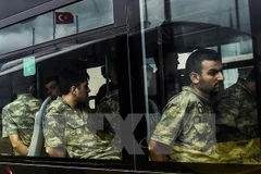Các nghi can trong vụ đảo chính trên xe buýt đến tòa án ở Istanbul ngày 20/7/2016. (Nguồn: AFP/TTXVN)