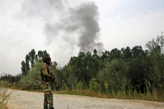 Khói bốc lên hiện trường vụ đấu súng ở Pulwama ngày 26/8. (Nguồn: EPA/TTXVN)