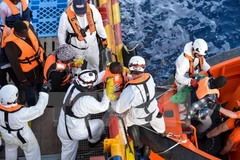 Lực lượng cứu hộ giải cứu người di cư trên Địa Trung Hải. (Nguồn: AFP/TTXVN)