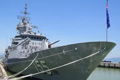 Tàu Hải quân Hoàng gia Australia HMAS Ballarat cập cảng Tiên Sa. (Ảnh: Văn Sơn/TTXVN)