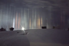 Những trụ ánh sáng xuất hiện ở Canada. (Nguồn: Timothy Joseph Elzinga)