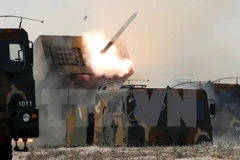 Quân đội Hàn Quốc diễn tập bắn đạn thật với loại pháo phản lực đa nòng thế hệ mới mang tên Cheonmu. (Nguồn: Yonhap/TTXVN)