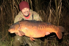 Dean Fletcher và chú cá chép nổi tiếng nhất nước Anh. (Nguồn: BNPS)