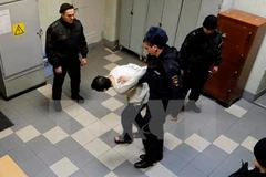Một kẻ tình nghi liên quan đến vụ đánh bom nhằm vào hệ thống tàu điện ngầm ở St. Petersburg bị áp giải đến Tòa án Oktyabrsky, St. Petersburg ngày 7/4. (Nguồn: EPA/TTXVN)