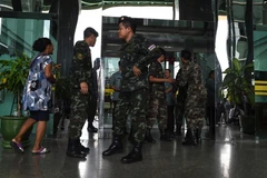 Binh sĩ Thái Lan gác tại lối vào một bệnh viện ở Bangkok sau vụ đánh bom ngày 22/5. (Nguồn: AFP/TTXVN)