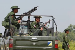 Binh sỹ Myanmar tuần tra tại khu vực Maungdaw, bang Rakhine. (Nguồn: AFP/TTXVN)