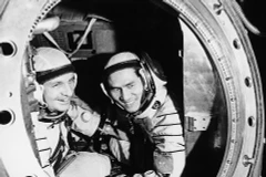 Trong chuyến bay cuối, ông bay cùng nhà du hành vũ trụ đầu tiên của Việt Nam Phạm Tuân. (Nguồn: Tạp chí Bạch Dương)