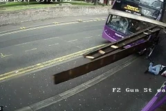 Thản nhiên đi vào quán rượu khi vừa bị xe buýt đâm mạnh từ phía sau