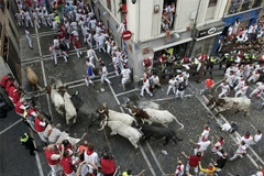 [Video] Bò tót nổi điên giẫm đạp, húc tung người tham gia lễ hội