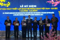 Đại sứ Trương Mạnh Sơn và Thứ trưởng Ngoại giao Séc Kaucky trao kỷ niệm chương. (Ảnh: Quang Vinh/Vietnam+)