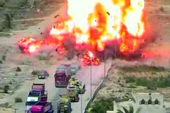 Xe tăng quân đội nghiền nát xe bom, hơn 50 người thoát chết