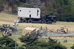 Các trang thiết bị cần thiết cho việc lắp đặt THAAD được vận chuyển tới Seongju, đông nam Hàn Quốc ngày 27/4. (Nguồn: Yonhap/TTXVN)