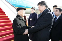 Trưởng Ban Liên lạc Đối ngoại Trung ương Tống Đào , Đại sứ Trung Quốc Hồng Tiểu Dũng đón Tổng Bí thư Nguyễn Phú Trọng tại Sân bay Quốc tế Bắc Kinh. (Ảnh: Trí Dũng/TTXVN)