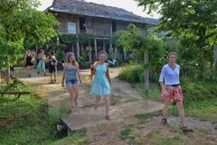 Sinh viên nước ngoài trải nghiệm du lịch cộng đồng ở Bản Bước, Mai Châu. (Ảnh: Thanh Hà/TTXVN)