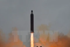 Tên lửa đạn đạo tầm trung Musudan được phóng từ một địa điểm bí mật ở Triều Tiên. (Nguồn: EPA/TTXVN)