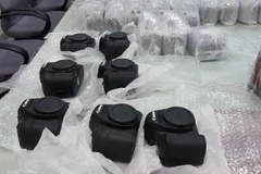 Máy ảnh bị phát hiện tại cửa khẩu Sân bay quốc tế Tân Sơn Nhất. (Ảnh: Hoàng Hải/Vietnam+) 