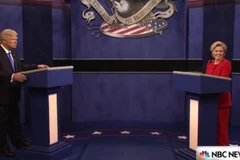 Alec Baldwin và Kate McKinnon tung hứng trên sân khấu. (Nguồn: NBCNews)