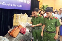 [Video] Tiêu hủy hơn 2000 sản phẩm nhái các thương hiệu lớn