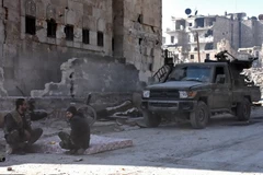 Quân đội Chính phủ Syria tuần tra tại Bab al-Nairab, Aleppo ngày 10/12. (Nguồn: AFP/TTXVN)