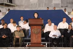 Chủ tịch Quốc hội Nguyễn Thị Kim Ngân dự và phát biểu tại Lễ mít tinh tưởng niệm Lãnh tụ Cuba Fidel Castro Ruz. (Ảnh: Trọng Đức/TTXVN)