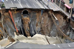 Hố sụt lở lớn xuất hiện trên một tuyến đường chính ở trung tâm thành phố Fukuoka. (Nguồn: KYODO)