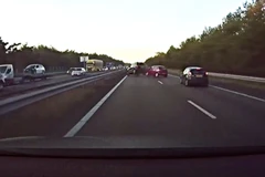 Xe điện Tesla gây bất ngờ khi dự đoán được tai nạn sắp xảy ra