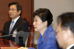 Tổng thống Park Geun-hye (giữa) và Thủ tướng Hwang Kyo-ahn (trái) tại phiên họp nội các khẩn ở Seoul ngày 9/12. (Nguồn: AP/TTXVN)