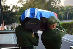 Dòng người đầu tiên vào viếng lãnh tụ cách mạng Fidel Castro. (Ảnh: Vũ Lê Hà/TTXVN)