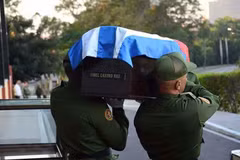 Dòng người đầu tiên vào viếng lãnh tụ cách mạng Fidel Castro. (Ảnh: Vũ Lê Hà/TTXVN)