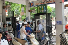 Khách hàng đang mua xăng tại hệ thống cửa hàng trực thuộc Petrolimex. (Ảnh: Đức Duy/Vietnam+)