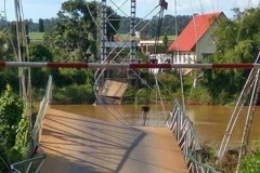 Cầu treo Tà Lài bị sập hoàn toàn. (Ảnh: Sỹ Tuyên/TTXVN)