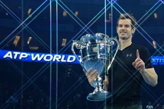 Tay vợt số 1 thế giới Andy Murray giơ cao chiếc cúp vô địch giải quần vợt ATP World Tour Finals tại London, Anh ngày 20/11. (Nguồn: AFP/TTXVN)