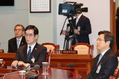 Thủ tướng Hwang Kyo-ahn (phải) tại phiên họp nội các khẩn ở Seoul ngày 9/12. (Nguồn: EPA/TTXVN)