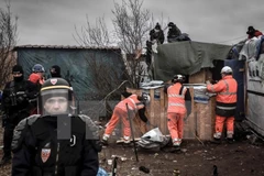 Pháp dỡ bỏ một phần khu lán trại trái phép của những người di cư được dựng lên ở thành phố cảng Calais. (Nguồn: AFP/TTXVN)