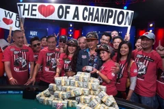 Qui Nguyen và những người bạn của mình ăn mừng chức vô địch. (Nguồn: Reuters)