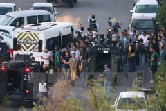 Cảnh sát Thổ Nhĩ Kỳ bắt giữ các đối tượng tình nghi âm mưu đảo chính tại Istanbul ngày 16/7. (Nguồn: EPA/TTXVN)