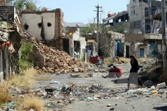Cảnh đổ nát sau cuộc giao tranh giữa các lực lượng Chính phủ Yemen và quân nổi dậy ở thành phố Taez. (Nguồn: AFP/TTXVN)