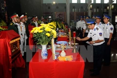 Đoàn Cảnh sát biển vùng 3 đến viếng 3 phi công máy bay EC-130T2. (Ảnh: An Hiếu/TTXVN)