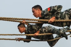 Binh sỹ Ấn Độ và Trung Quốc tham gia cuộc diễn tập. (Nguồn: THX/TTXVN)