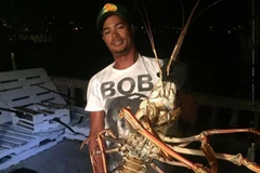 Anh Loescher bên con tôm hùm khổng lồ. (Nguồn: Facebook)