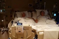 Hai vợ chồng ông bà Winstead nắm chặt tay nhau. (Nguồn: independent.co.uk)