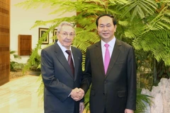 Chủ tịch Cuba Raul Castro đón Chủ tịch nước Trần Đại Quang. (Ảnh: Nhan Sáng/TTXVN)