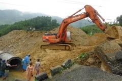 Thi công cầu tạm Trà Giác. (Ảnh: Đoàn Hữu Trung/TTXVN)