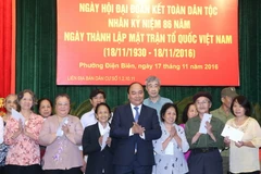 Thủ tướng Nguyễn Xuân Phúc tặng quà cho các hộ nghèo, hộ có hoàn cảnh đặc biệt khó khăn. (Ảnh: Thống Nhất/TTXVN) 