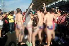 Bức ảnh các cổ động viên Australia thoát y tại đường đua Sepang International Circuit ở Malaysia. (nguồn nst.com.my)