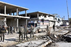 Lực lượng ủng hộ Chính phủ Syria sau khi giành lại quyền kiểm soát quận Myessar, phía đông Aleppo ngày 4/12. (Nguồn: AFP/TTXVN)