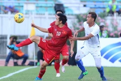 Pha tranh bóng quyết liệt giữa cầu thủ hai đội. (Ảnh: Minh Tiến/TTXVN)