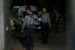 Cảnh sát Myanmar phong tỏa hiện trường vụ nổ tại tòa nhà chính quyền ở Yangon tối 25/11. (Nguồn: EPA/TTXVN)